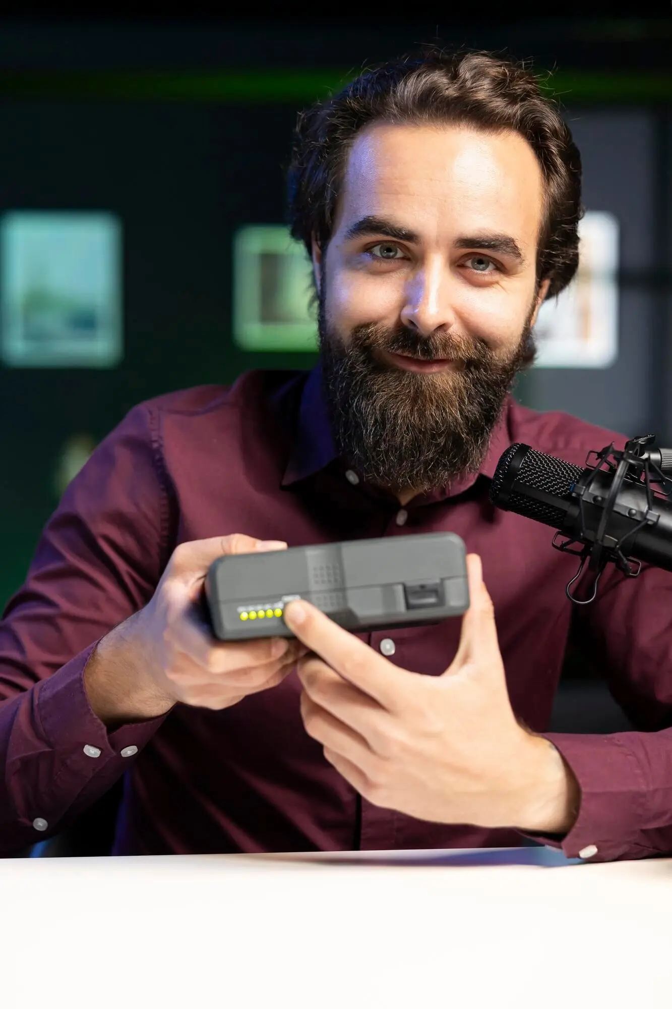 Reviewer presenting the charging device's specifications to interested subscribers.